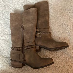 Girls tan/brown boots size 4 made by Sugar - Macy’s brand.